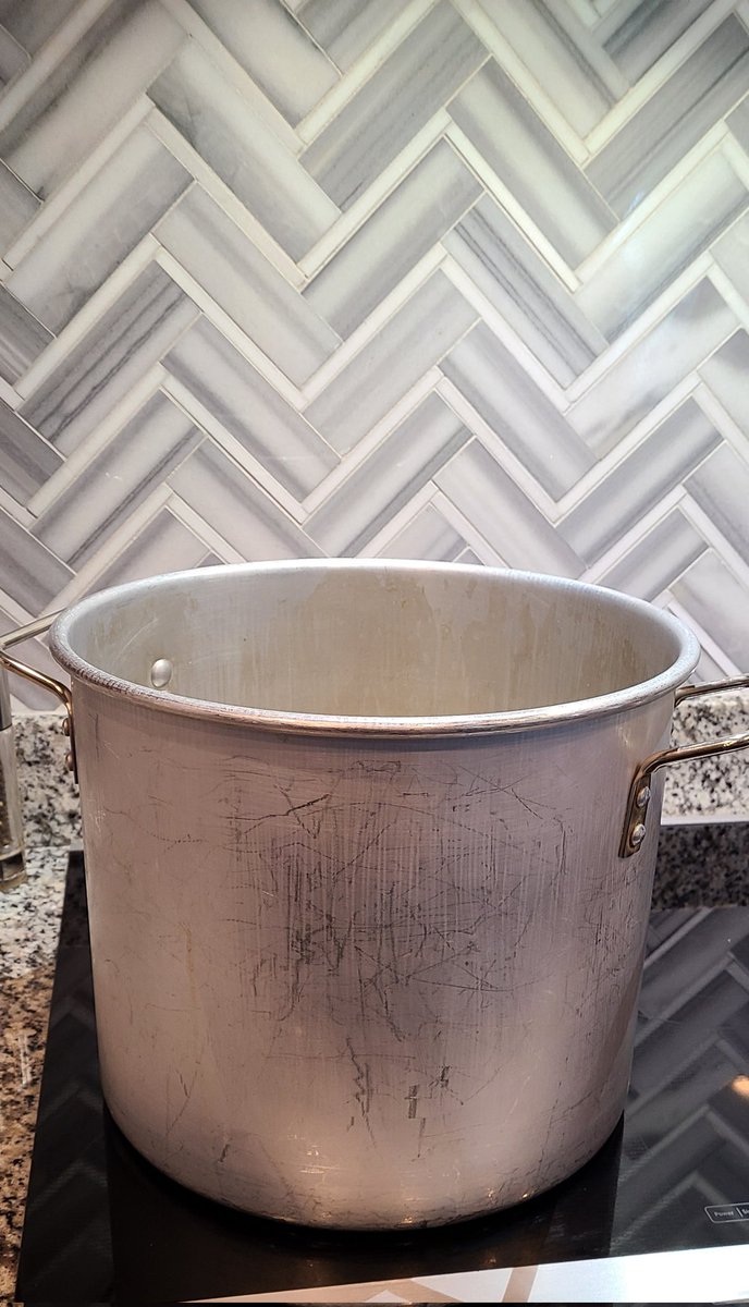 DrEcoclaire's tweet photo. Large pot is out... gumbo time! #LouisianaCajun #PACooks https://t.co/0X1vd9doIY