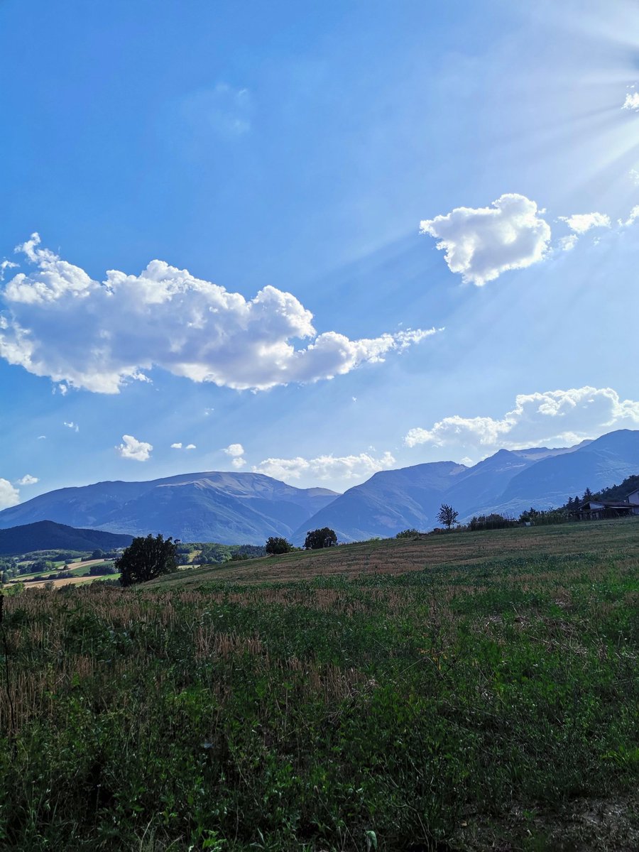 ravioloalvapor3's tweet photo. Borghi bellissimi e paesaggi bellissimi.
E foto disagiatissime.
๐
#perluani #Ferragosto
#FerragostoConUnImmagine #lesbiansquad https://t.co/gH7eaoxi3D