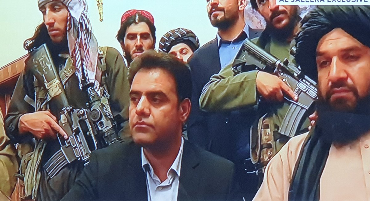 carlesenric's tweet image. Talibanes dando rueda prensa desde Palacio Presidencial en Kabul
