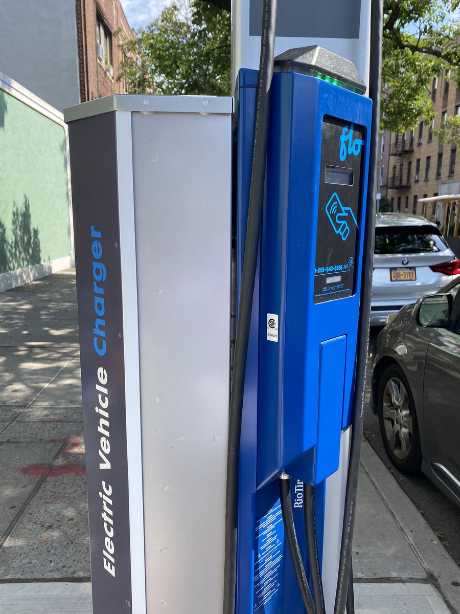 garlowc's tweet image. Excited to see this new EV charging station in Astoria! Thanks @NYC_DOT  @ConEdison @servicesflo for bringing it here