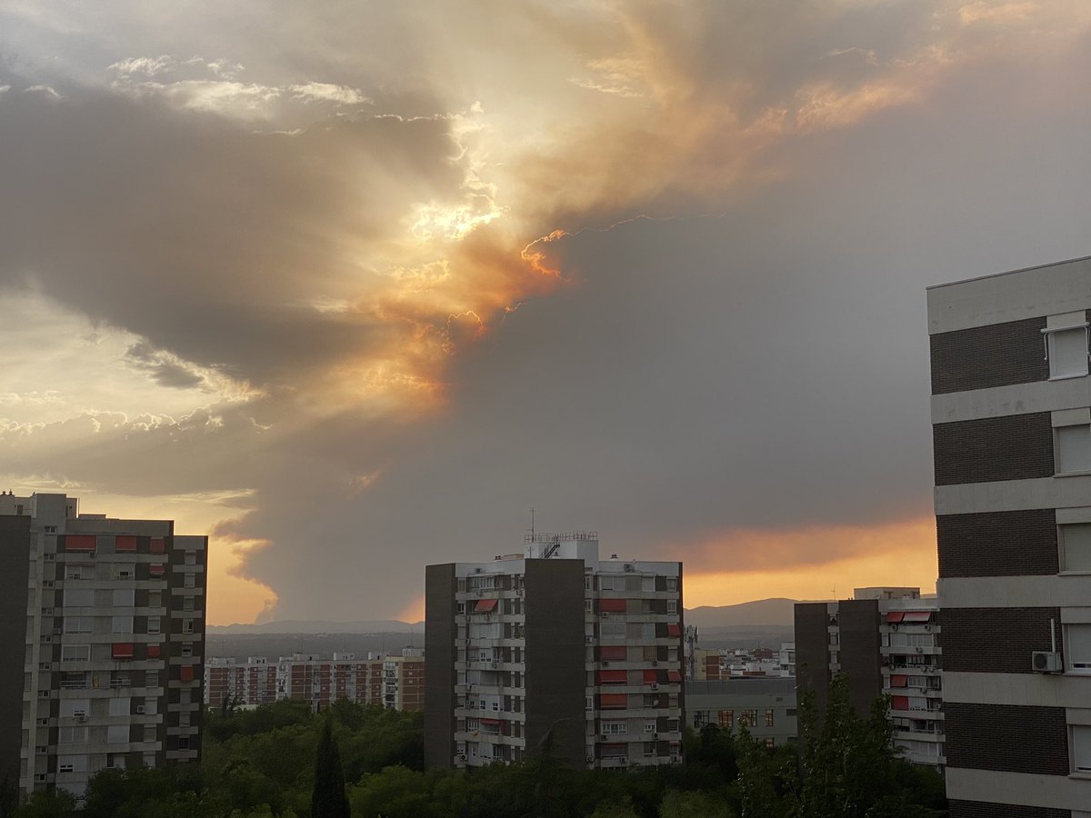laulapland's tweet photo. El cielo de Madrid desde mi ventana se ve así, qué bonito y qué pena 😞 @tiempobrasero @HimarGonzalez https://t.co/DGqglaTOoy