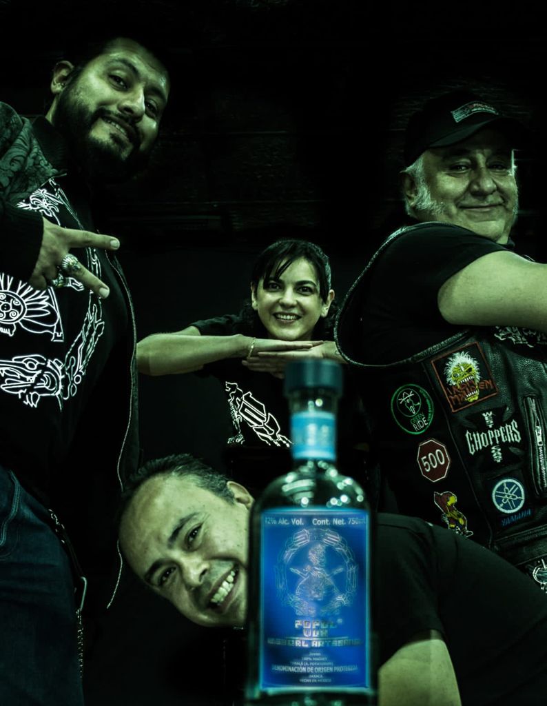 Mi amigo Dan Osorio me recomendo este mezcal .... 😀
#mezcal #popolvuh #viaje #gold #inspiracion #artesanal #actitudpositiva #hechoconcariño #trip #mexico #hablemosdemezcal #mentemillonaria #oaxaca #mixology #mixologia #alcohol #food #style #bestoftheday #hechoenmexico#restaurant