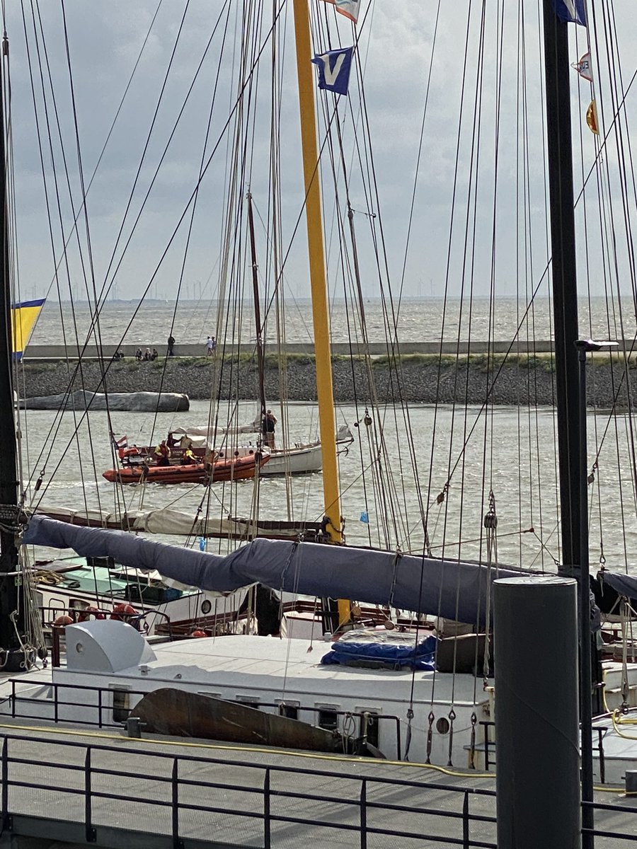 7 actie,s op 1 dag, van motorproblemen tot boven op de stenen..drukke dag voor knrm station Harlingen.  #omrop #knrm #wadden