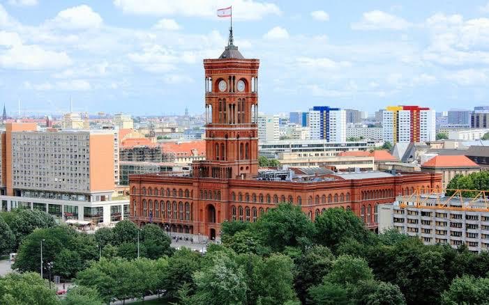 Atlashabert's tweet photo. Berlin    \   Aydın 
Belediye Binaları https://t.co/bmvPY844Zd