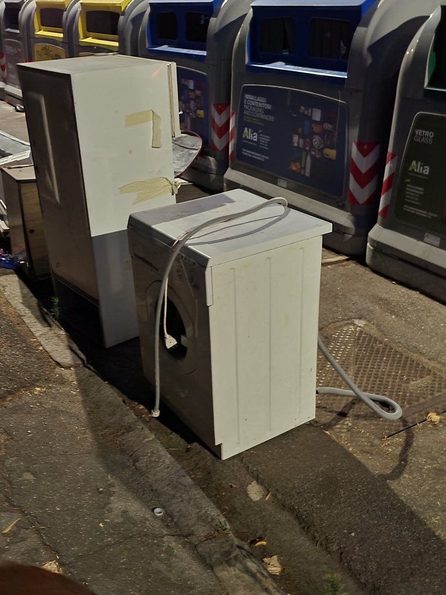 tommybarno's tweet photo. Ormai a cadenza annuale mi ritrovo a scrivere lo stesso post, stesso posto, rifiuti diversi, sempre nuovi, questa storia finirà mai, o Via Orazio Vecchi deve essere la discarica di Novoli? Se é così basta saperlo. @qn_lanazione @iltirreno @regionetoscana @comunefi @AliaServizi https://t.co/w3Rxd0gTGQ