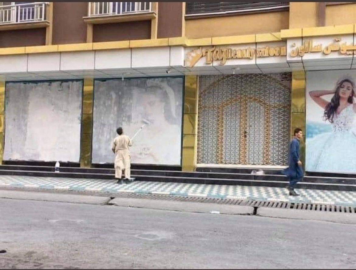 Afghan store owners start to delete the pictures that are not compliant to the #Sharia after #TalibanConquest of #Kabul