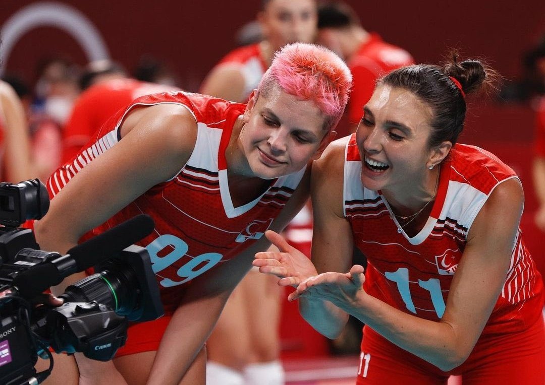 Ne konuşulursa konuşulsun, herkesin bilmesi gereken en önemli şeylerden biri; Ebrar’ın; hakkında söylenen hiçbir şeye takılmayacağıdır! O sadece kendi işini en iyi şekilde yapabilmeye bakar. Gerisi de ne beni, ne sizi, kısaca kimseyi ilgilendirmez! 🐺💓