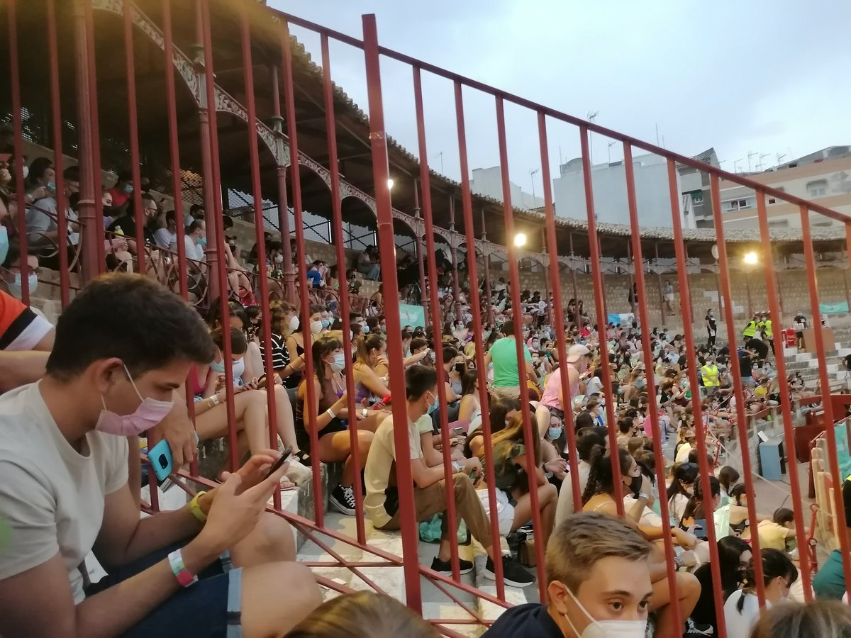 MPazDB's tweet photo. @FestMuve es una verdadera vergüenza el concierto de Nathy Peluso y Lola Indigo. Mucho folleto y mails con normas de seguridad covid y no hay distancia de seguridad.. CERO, las rodillas del que esta atrás las tengo en la espalda y las mias en la de delante. Auténtica vergüenza https://t.co/np898QLqH0