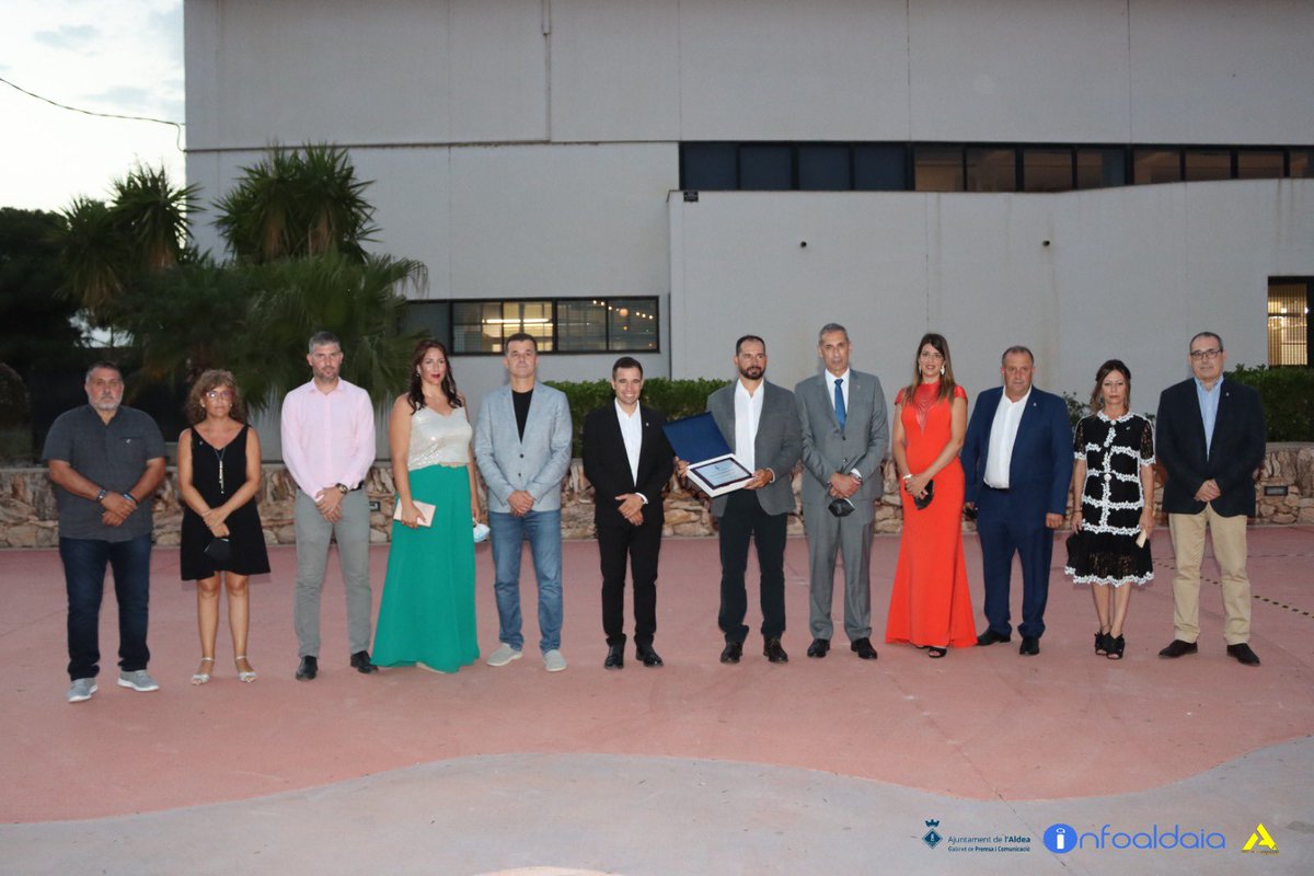 Miguel Alonso (@miqalonso) on Twitter photo Ahir vaig tenir l’orgull i la satisfacció de ser el pregoner de les Festes Majors de #lAldea 2021. Una oportunitat que la meua família i jo sempre portarem al cor i a la memòria.
<a href="/Xavier_Royo/">Xavier Royo Franch</a> <a href="/irenenegre/">Irene Negre #junts 🎗🎗🎗</a> <a href="/ToniGilabert1/">Toni Gilabert</a> <a href="/ajlAldea/">Ajuntament l'Aldea</a> Ahir vaig tenir l’orgull i la satisfacció de ser el pregoner de les Festes Majors de #lAldea 2021. Una oportunitat que la meua família i jo sempre portarem al cor i a la memòria.
<a href="/Xavier_Royo/">Xavier Royo Franch</a> <a href="/irenenegre/">Irene Negre #junts 🎗🎗🎗</a> <a href="/ToniGilabert1/">Toni Gilabert</a> <a href="/ajlAldea/">Ajuntament l'Aldea</a>
