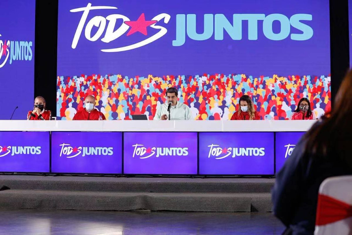 ConCiliaFlores's tweet photo. Hermosa la participación de los abuelos y abuelas el #8Ago en las primarias del PSUV,  fueron con toda su familia a llenarnos de amor y de más compromiso.

Invito a los más de 108 mil precandidatos y precandidatas para que, en unidad, sigan en la calle, en contacto con el Pueblo. https://t.co/xRk7iOnKJs