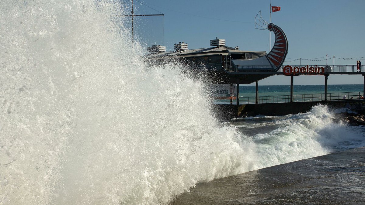 шторм в крыму сегодня ялта. шторм в ялте сентябрь 2010. море в крыму сейчас. ялта набережная шторм. шторм в крыму сегодня ялта.