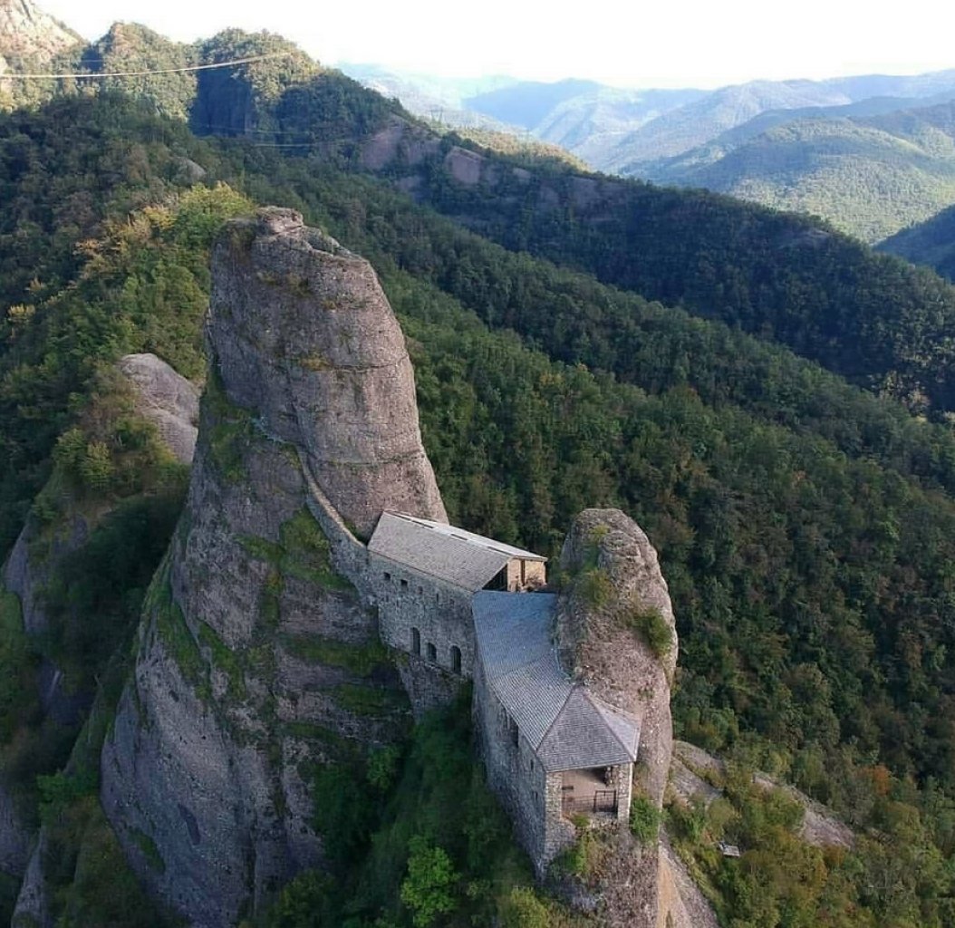 matteograsso4's tweet photo. @DariusAryaDigs Stone Castle (Castello della Pietra) in Liguria, near Genoa. Place of my childhood. https://t.co/ExXgPabX4m
