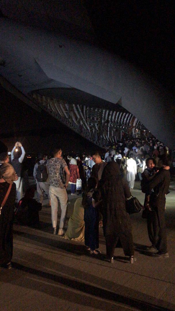 NatalieAmiri's tweet photo. Afghanische Menschenrechtlerin zu mir: Die Menschen versuchen alle gleichzeitig ins #US Flugzeug zu kommen. Sie trampeln sich in Panik nieder. Du musst schauen, dass Du nicht zerquetscht wirst. Uns drängen sie gerade wieder raus aus dem Gelände. #Afghanistan https://t.co/eLzziRRwXL