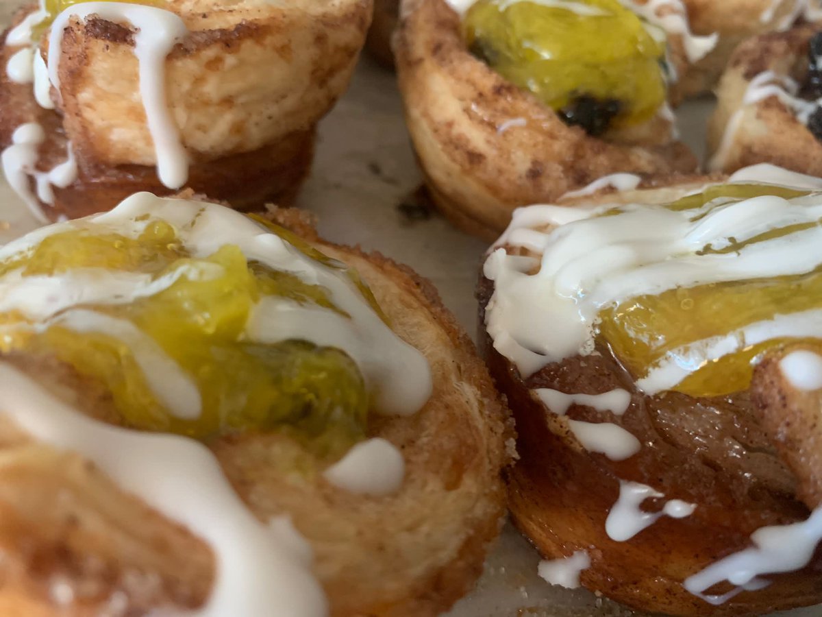 Cinnamon Roll regular,pasas o piña 🍍 de Sobremesa para ordenar 787-344-5636 cajita de seis $10