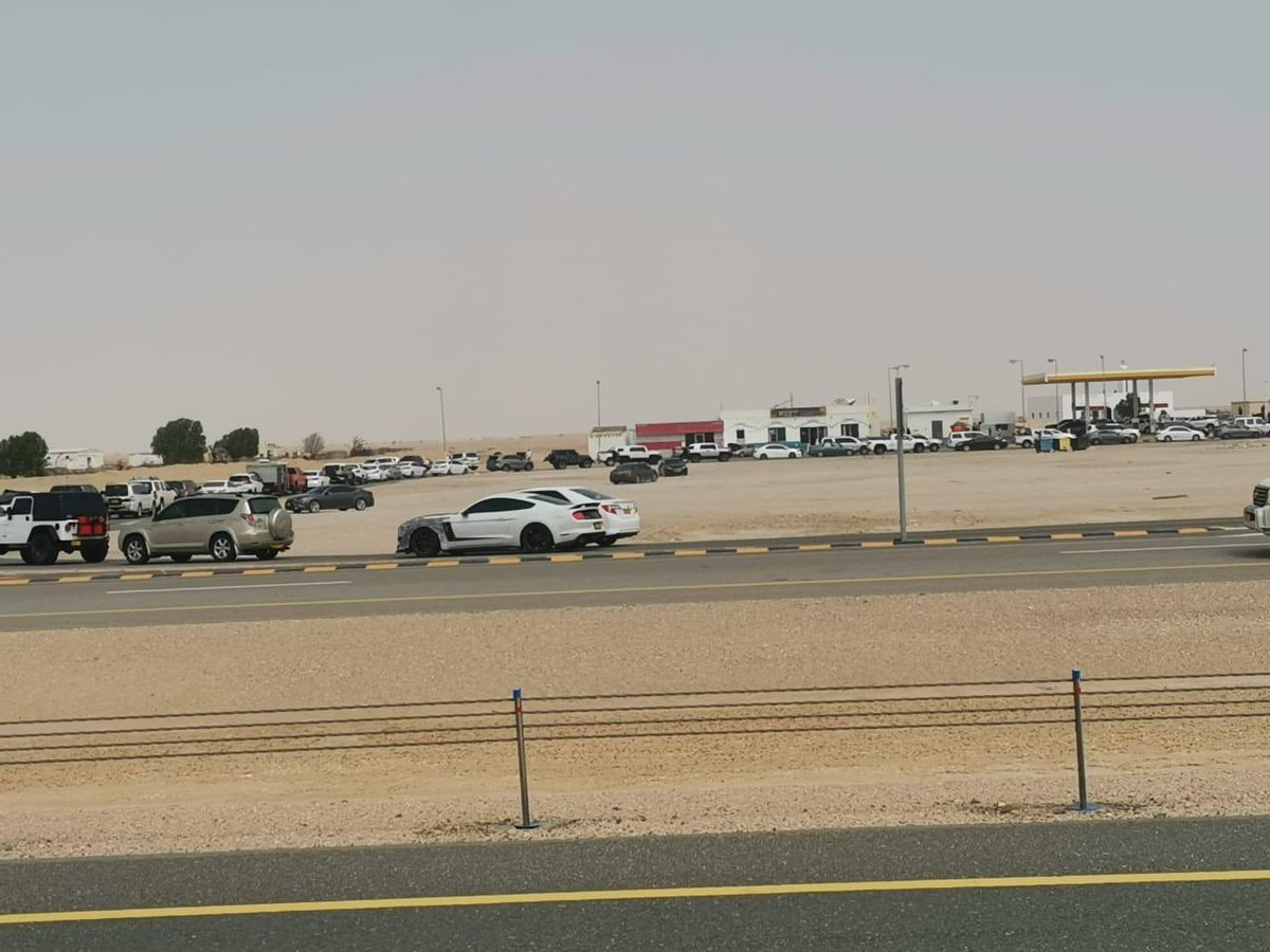 أثناء موسم الخريف تشهد محطات الوقود بخط صلالة ازدحام كبير، شكرا لتواجد الشرطة، ولكن اقترح بان يتم وضع نقطة وقوف بعيدة قليلا عن المحطة وتتحرك كل مرة سيارة عشان تعبي وذلك لسلامة الجميع لا سمح حدوث حريق السيارات كلها متلاصقة مع بعضها ودرجة الحرارة ٤٦ + المحركات + جسم السيارة..