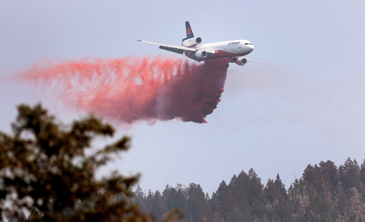 kslnewsradio's tweet photo. #ParleysCanyonFire update: 8/15 7:12 p.m.
The fire remains at 0% containment. Total acres burned 619 (much lower than originally thought). Yesterday's evacuations remain in place without change. 
Photo credit: Scott Winterton https://t.co/m6ScjO7B8V