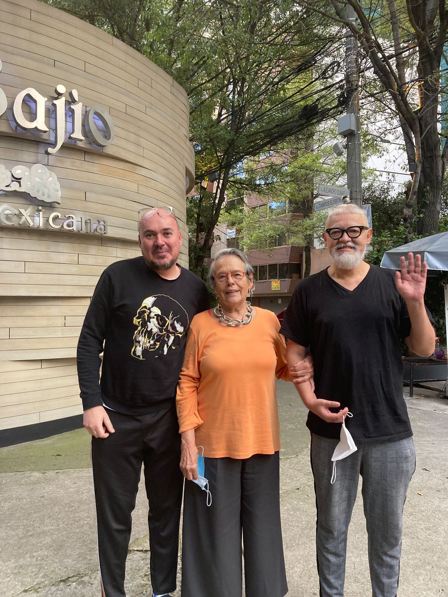 Como un rayo de luz, la calidez y alegria de la legendaria Carmen “Titita” Ramírez maga de la cocina mexicana, creadora de <a href="/Rest_ElBajio/">Restaurante El Bajío</a> tomada del brazo del historiador <a href="/EdgardoGanado/">edgardo ganado</a> creador y dueño de <a href="/patomanila/">Pato Manila</a> ahora mismo en Polanco ! ❤️💨