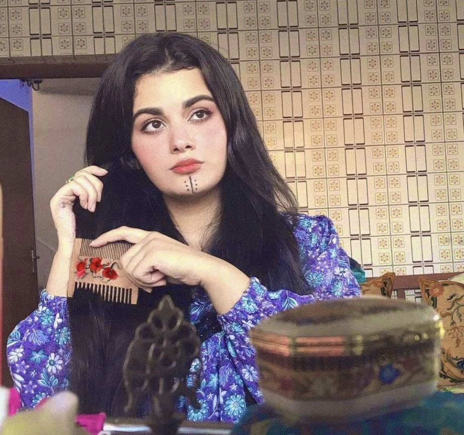 " أنتي عيونچ سالفة ، بيها من ضحكة أمي ".