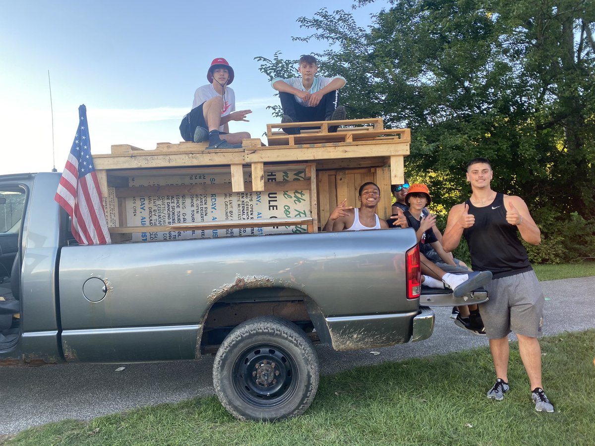 NRHS2022's tweet photo. Shoutout to @NRCornfest for putting on a great festival as always! Had some members of the #BESTCLA22 and tons of other Rangers out to help take everything down. #CommunityServiceSunday https://t.co/1v1mMCBL1n