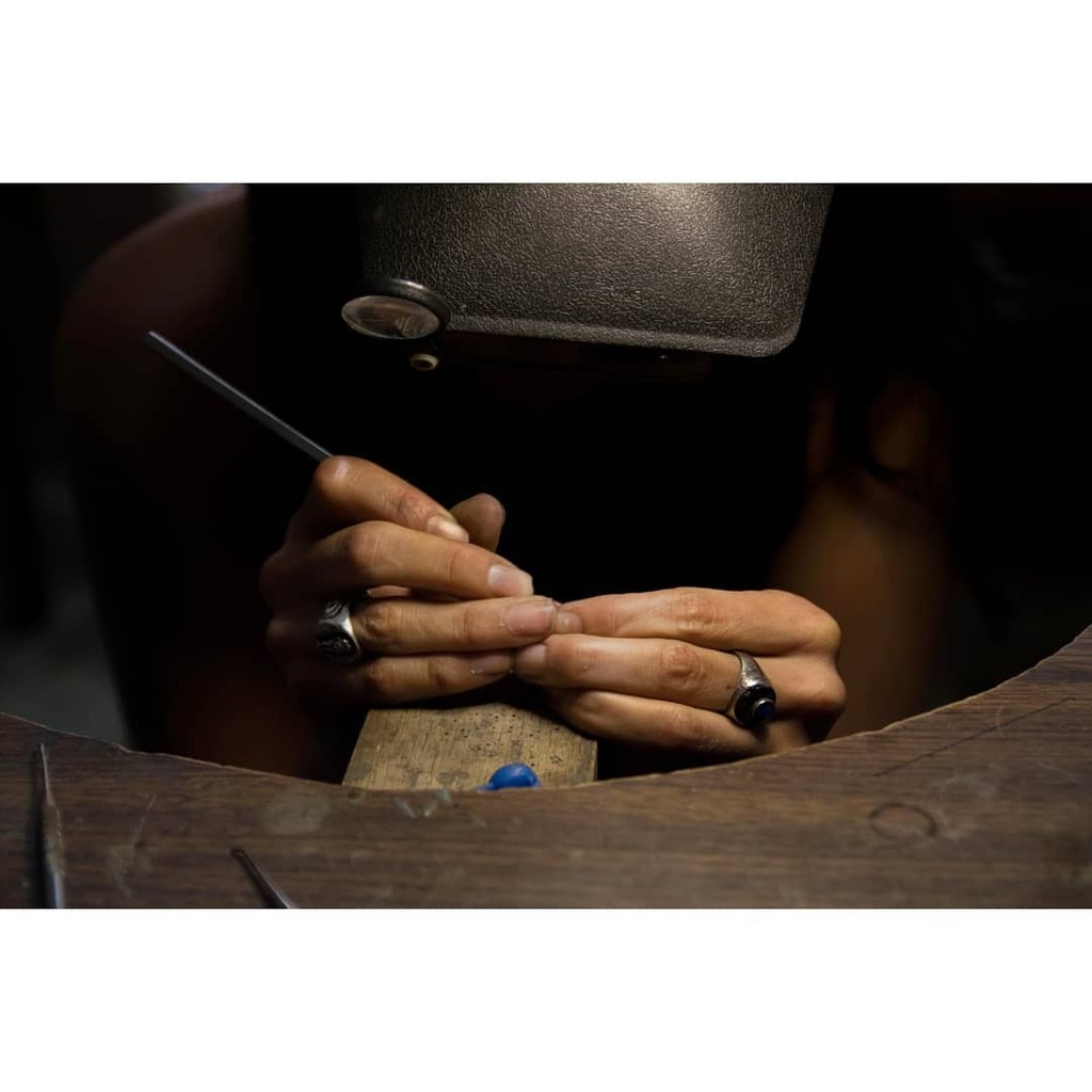 cdmxcovid's tweet photo. @_latamite

Hace 10 años, Gabriela Mariscal comenzó a trabajar con joyería y desde tercero de secundaria descubrió su pasión: Gabriela dedica su vida a crear, esculpir, fundir y pulir bellas obras de arte.

"Mucha gente no valora el trabajo que hacemos. Los oficios mantienen… https://t.co/at6gY6F5tq