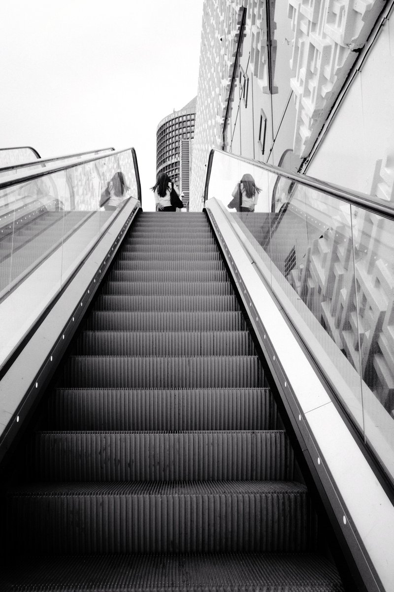 Darjami3's tweet photo. Bottom up #streetphotography #womenstreetphotographer https://t.co/CM1WAck6MW