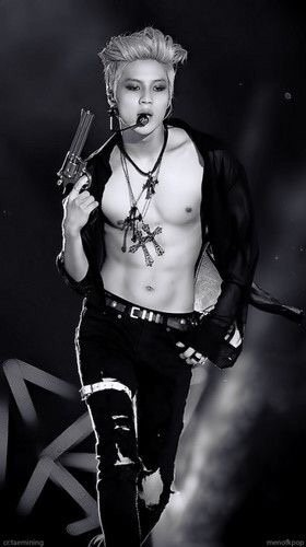 MilfFeline's tweet photo. A few old snip-its from his old performances for this weeks #SeducriveSunday https://t.co/NPcou8meVe