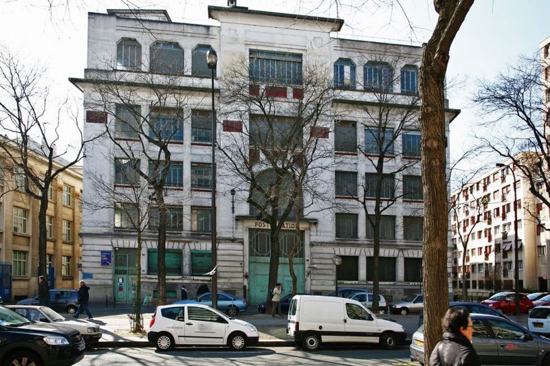 #RéinventerParis par mairie de @paris...
C'est laisser le privé prendre la main sur des bâtiments aux dépens des Parisiens!😱
Exemple: le poste Transformateur #ParisNation avec un rooftop festif 🥳🎉 au milieu des habitations
#saccageparis 
#saccagelanuit
#droitausommeil