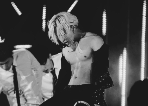 MilfFeline's tweet photo. A few old snip-its from his old performances for this weeks #SeducriveSunday https://t.co/NPcou8meVe