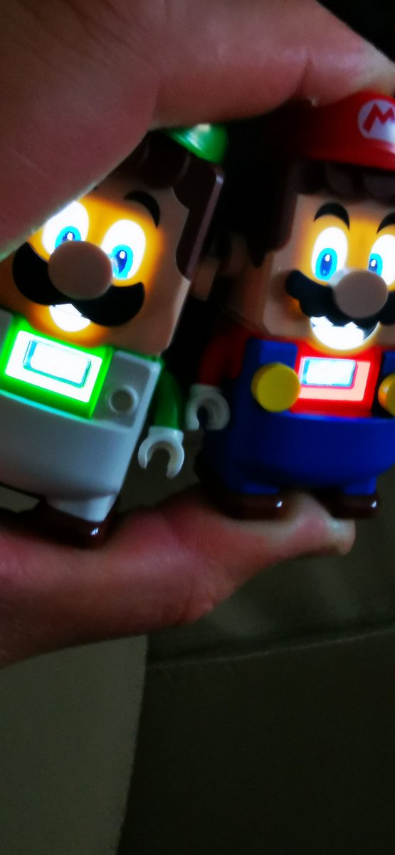 neuf72boy's tweet photo. Mon fils a voulu jouer à #mariolego et impossible de le lancé malgré la mise à jour je lui ai pris #luigilego ça marché 2 jours ensuite même symptômes que mario bloqué sur le téléphone avec symbole Bluetooth... Une aide ne serai pas de refus https://t.co/IdnRVZAoP5