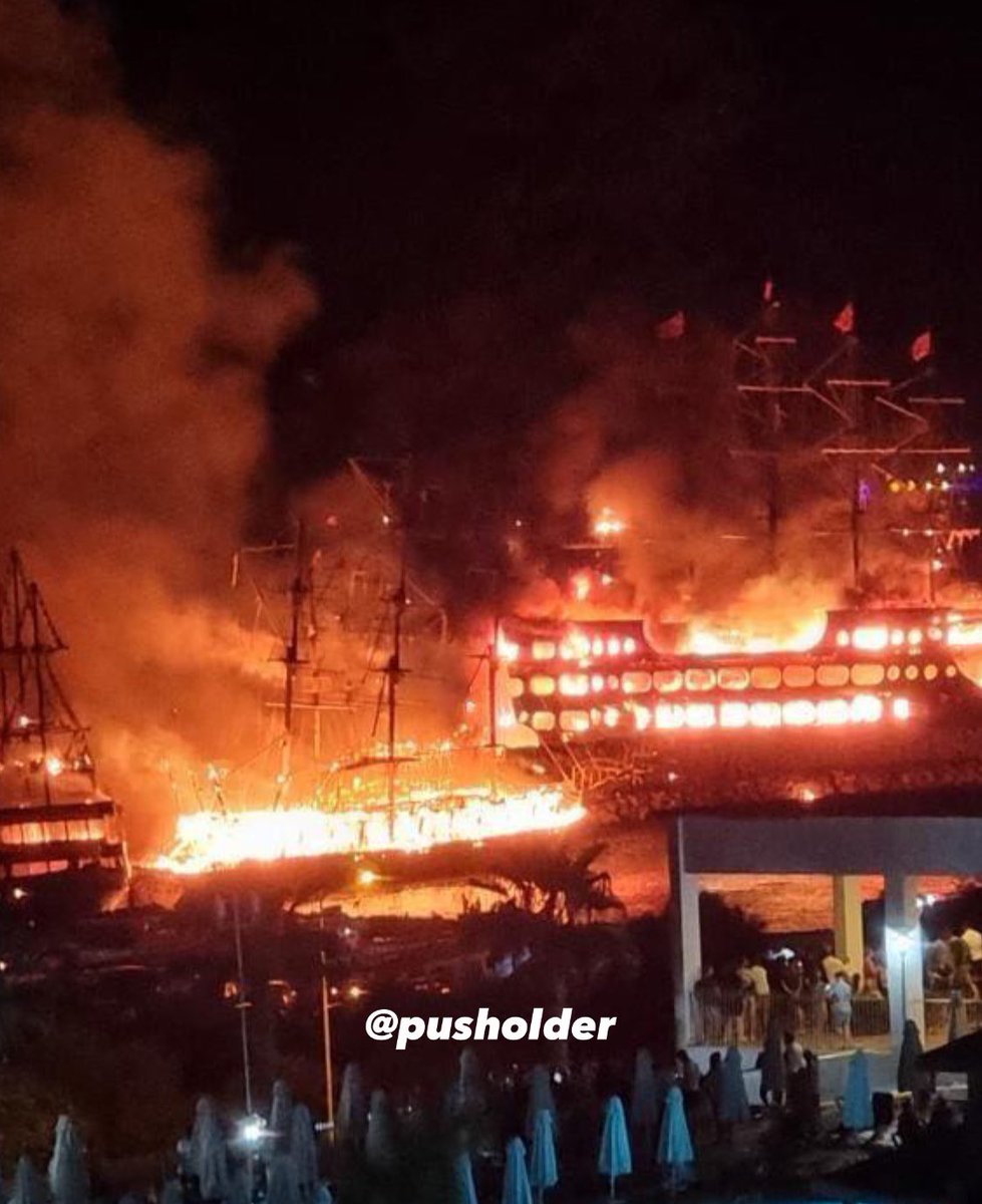 SON DAKİKA: Alanya’da gezi tekneleri yanıyor.