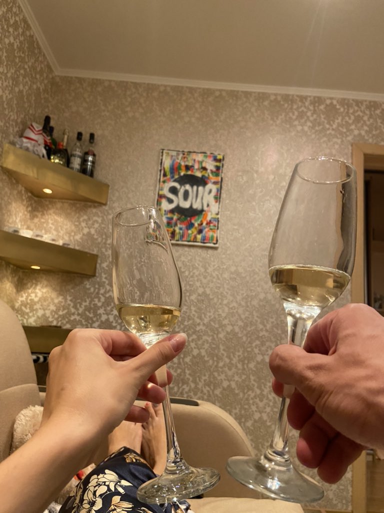 netpostoj's tweet photo. Пьём в своей квартире, кайф https://t.co/3pNvBIi7kq