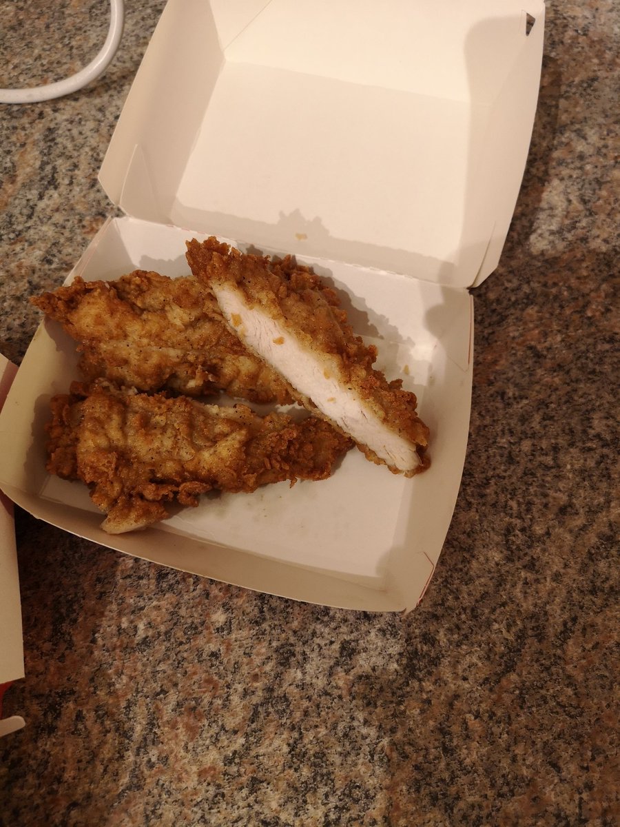 LovesCakeUK's tweet photo. @KFC_UKI_Help ordered a 4 piece boneless meal and received 2 and a half pieces... Have they run out at Crawley @kfc?? https://t.co/M7qHymRuQt