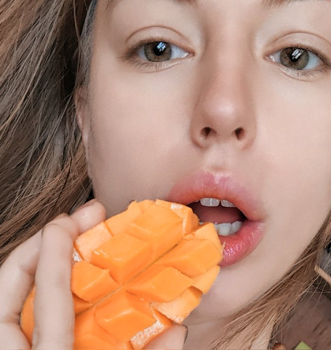 Реклама манго 😸 https://t.co/csoxuFKzpT<a href="/tag/straighttotheass"class="tags"><span>#straighttotheass</span></a>