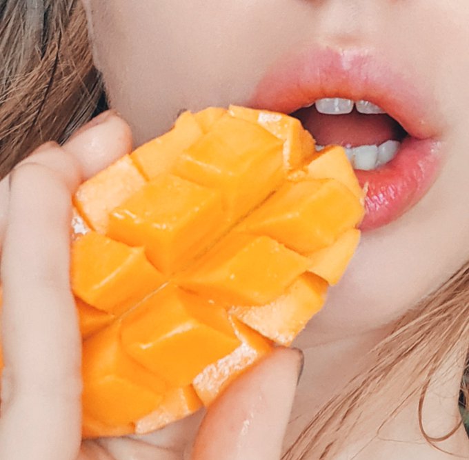 Реклама манго 😸 https://t.co/csoxuFKzpT<a href="/tag/straighttotheass"class="tags"><span>#straighttotheass</span></a>