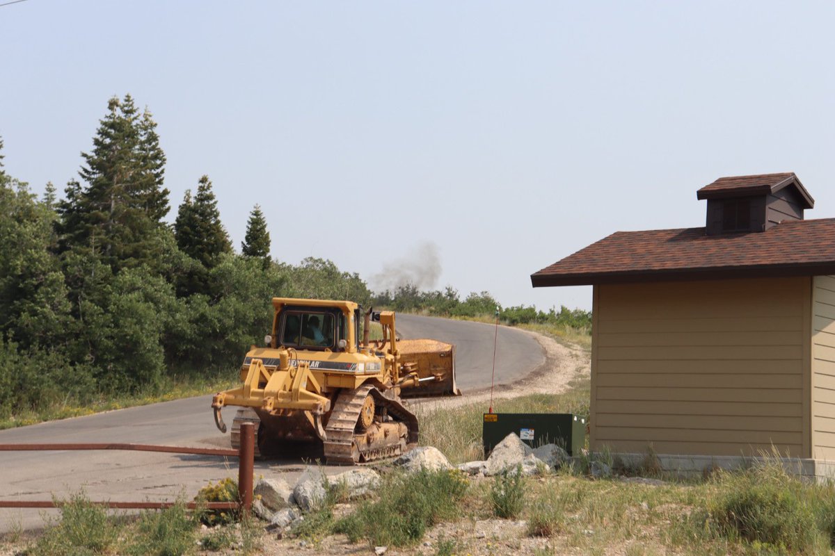 SummitCountyUT's tweet photo. Quick, but heartfelt, shout out to the Summit County Public Works Department for all their help protecting residences here at the #ParleysCanyonFire. https://t.co/X9ojwieoXF