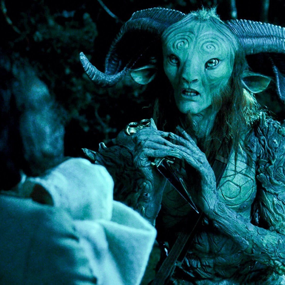 лабиринт фавна 1986. гильермо дель торо лабиринт,. гильермо дель торо лабиринт фавна. бегущий в лабиринте монстры. чудище из лабиринта не дает девочке выбраться.