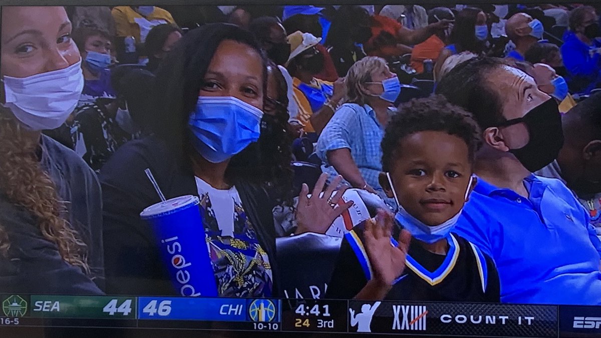 TheSkyShowCHI's tweet photo. JET WAVING AND SMILING AT THE CAMERA FOREVER 😻😻😻 #WNBAonABC #Skytown https://t.co/GUibR9hmNY
