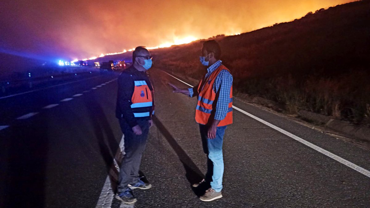 dipuavila's tweet photo. [23:26h, 15/8/21] El Puesto de Mando Avanzado del #IFNavalacruz se traslada a la N-403 en #LaParamera para tratar de contener allí el avance de las llamas. Ejemplar y conmovedora entrega de todo el operativo de extinción. El diputado de #Consorcios continúa en la zona. https://t.co/6SAYQhmVGX