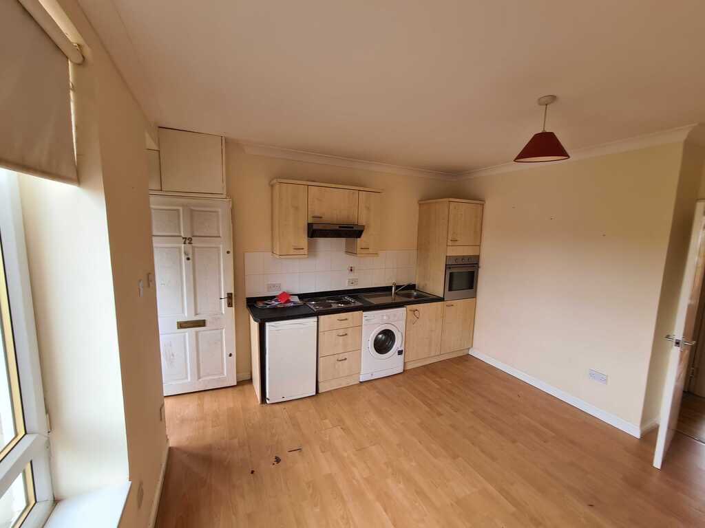 PropertyBorland's tweet photo. A few snaps of the previous property we shared, can’t wait to get stuck into this one! 👌

📍 Larkhall

This is a cosy 1 bedroom apartment, sporting a double bedroom and an open plan kitchen-living room 👍🤩

Filled with opportunity! 

#property #borlandproperty #buytolet https://t.co/EkXRQntDsX