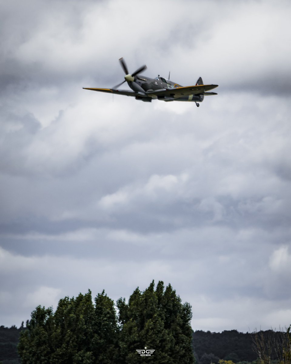 edgeratedmedia's tweet photo. Nothing better than the sound of a merlin engine screaming over your head https://t.co/k4W6eBy4JW