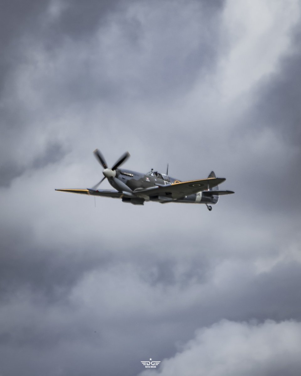 edgeratedmedia's tweet photo. Nothing better than the sound of a merlin engine screaming over your head https://t.co/k4W6eBy4JW