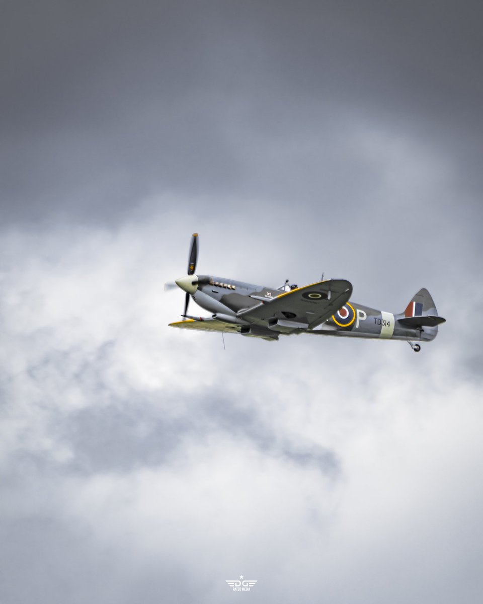 edgeratedmedia's tweet photo. Nothing better than the sound of a merlin engine screaming over your head https://t.co/k4W6eBy4JW