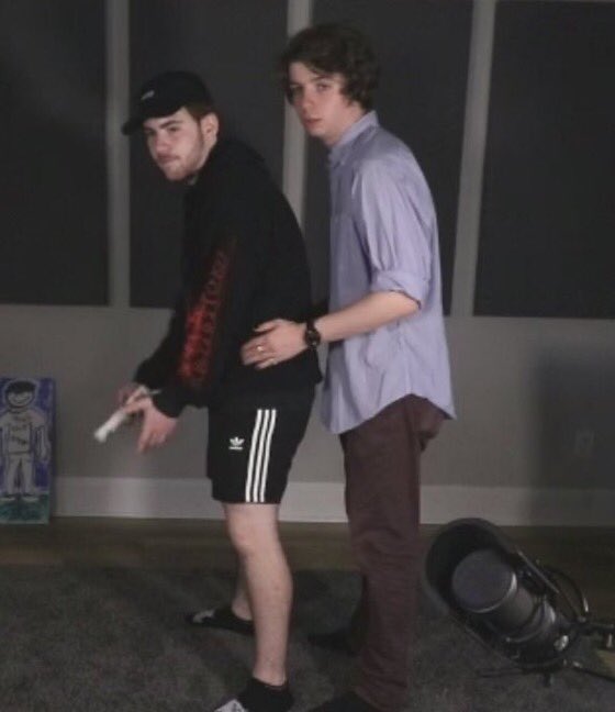 AltTehe's tweet photo. @ilymkarl @qhqmeow I wouldn’t be surprised if they do do that bc they basically gave us a sneak peak here 😳 https://t.co/MynsmsTNAp