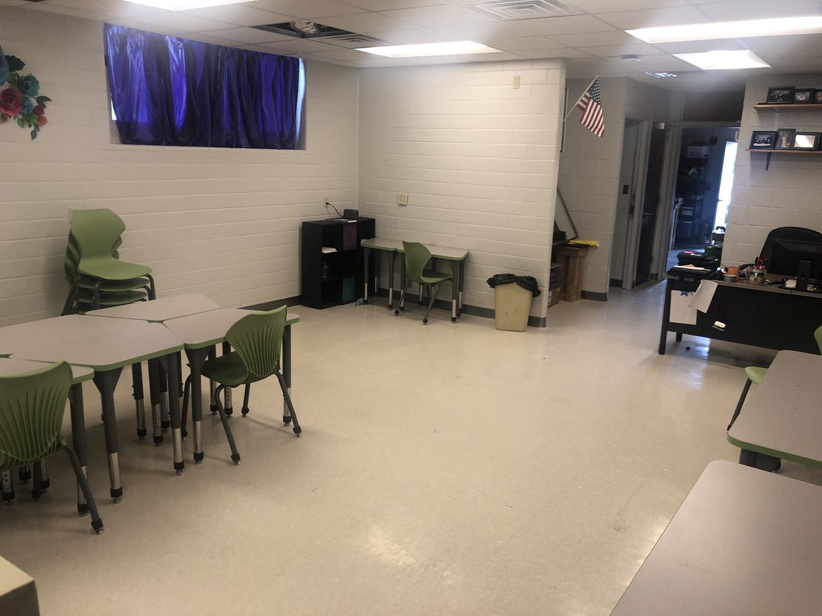 mrsdodson427's tweet photo. From #ThisToThat! From 1000 Chromebooks, 1000 chargers, 400 cases, and 18 carts 👉🏼 to 👉🏼 *almost* 1st day ready! Couldn’t have done it without the help of the @MC2TechInterns! #Inventoried #AssignedToStudents #Sorted #Delivered https://t.co/fMgoNVFe6h