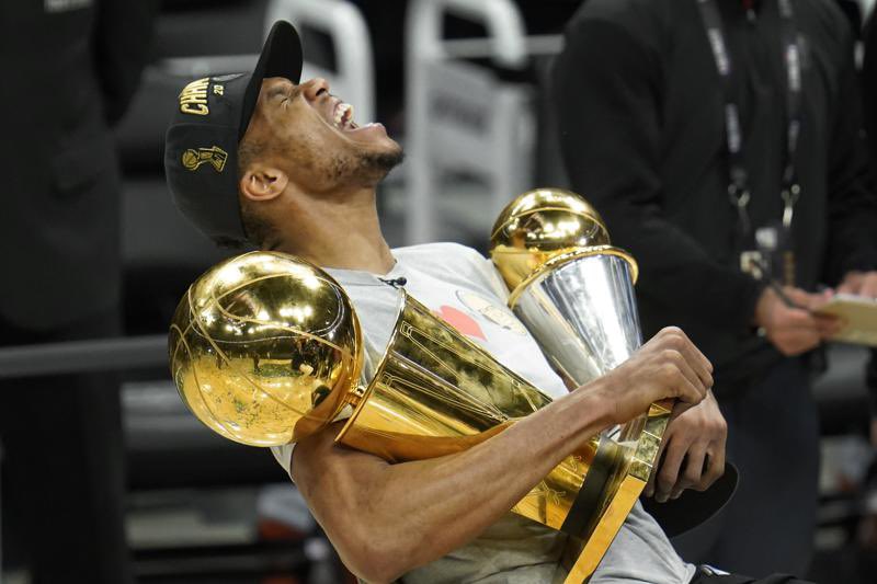 StephWrld's tweet photo. Giannis in the 2021 Finals :

▫️35.2 PPG
▫️13.2 RPG
▫️5 APG
▫️61/20/65 splits
▫️65.8 TS%

Accolades :

▫️Finals MVP
▫️NBA Champion 

Top 3 player in the league ? https://t.co/j8rlKysTNf