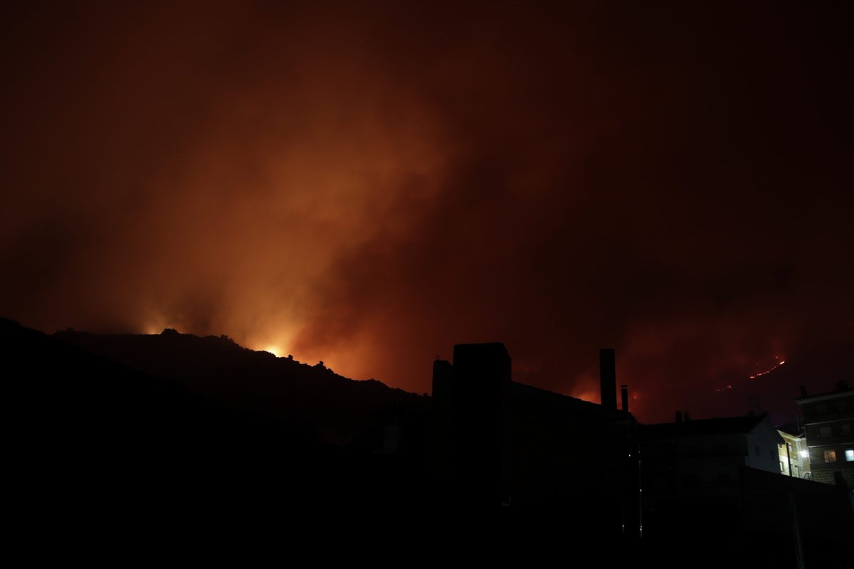 LhOlivia's tweet photo. 23:45h vistas desde el centro de #Navandrinal Ha llegado la UME. Las llamas están al noroeste, norte y noreste del pueblo #IFNavalacruz Sigue el viento. A la espera de instrucciones. https://t.co/dNPGYUB5av