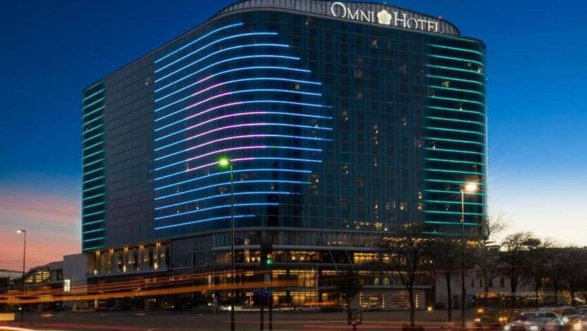 USICOCDFW's tweet photo. The US India Chamber of Commerce  DFW in partnership with the Omni Dallas Hotel will feature the Indian flag in lights today from 8:11 pm, August 15th to 1:00 am, Monday, August 16 to celebrate 75 years of India's Independence! 
#IndependenceDayIndia @IndianEmbassyUS @cgihou https://t.co/vvz3nRDvk3