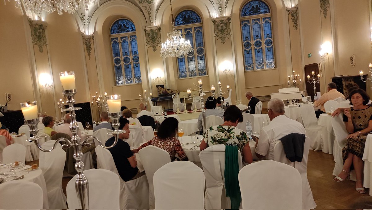 GranCeriani🎩  Cena di ferragosto nell'anno 803 al St. Peter Stiftskeller la più antica locanda d"Europa con tavoli immersi in una stupefacente sala barocca.
Menu da fiaba con arie mozartiane e una lista di 600 vini... anche questa é  musica a Salzburg! 😉