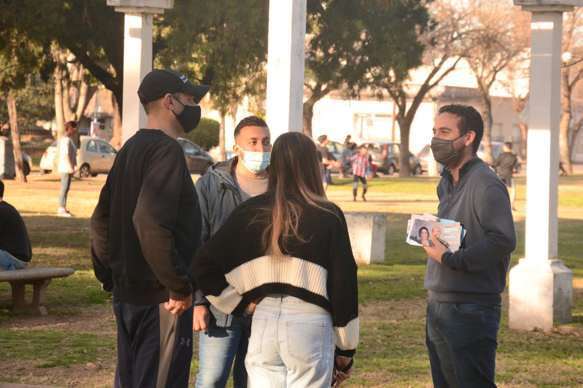 fermolinaSF's tweet photo. #Domingo #TardeDeSol #ParqueGaray Llevamos las propuestas de @hacemossf para el #Concejo con @JoritaMudallel y la #ListaCelesteYBlanca de @lewanrosario @sacnun p/ #SenadoresNac y @mirabellarob @Maguimastaler p/ #DiputadosNac
#HacerNosMueve por eso #Militamos #SiempreConAlegría https://t.co/DZzRU2wXsn