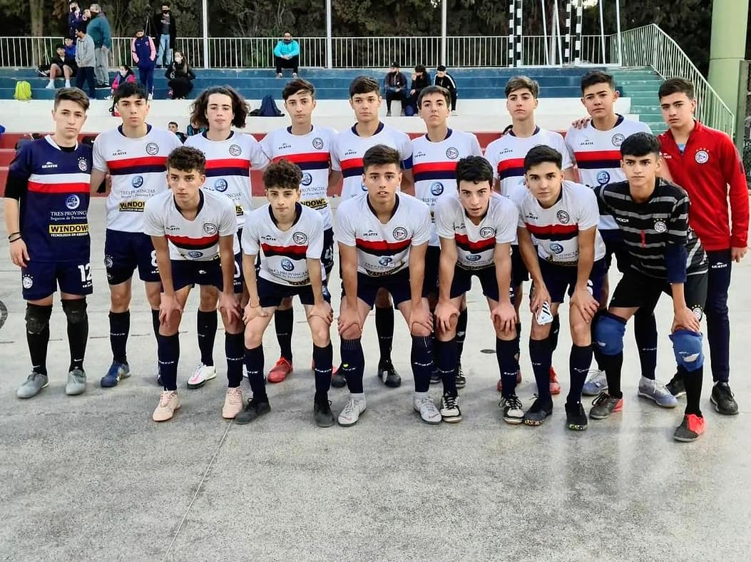 #Inferiores | #CopaDeOro | #Fecha2 

Arrancó el campeonato Clausura para la rama "A" de las divisiones formativas.

El viernes, #C17 le ganó 1-0 a #Talleres  con el gol de Adriano Stanziola.

El sábado, la #C15 cayó 2-1 ante el Matador.

#VamosLago 

FOTO 2: Ozzy Aveiro